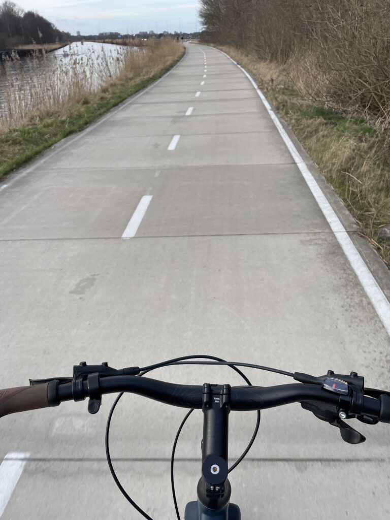 Fiets op fietspad naar training