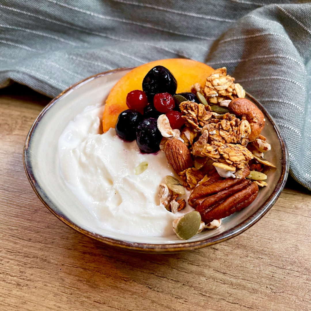 Granola van banaan met yoghurt en fruit